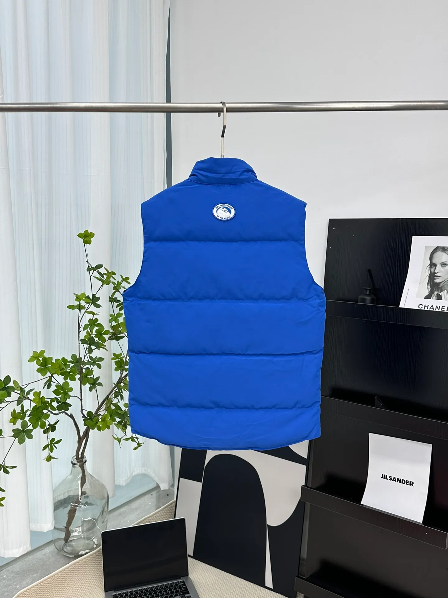 P380 [𝗖𝗮𝗻𝗮𝗱𝗲 𝗚𝗼𝗼𝘀𝗲] Canada Goose Couple Vest for Men and Women. 1⃣️Imported Behringer embroidery machine customized 10,000-needle embroidery logo 2⃣️Imported 18-count polyester-cotton blended original fabric 3⃣️Authentic official website synchronized with the new national standard 80% white duck down 4⃣️100% nylon nylon lining with double double-layer sealing design 5⃣️Yoshida YKK customers provide original factory customized electroplating sliders 6⃣️All auxiliary materials and hardware are disassembled and customized! 1:1 restore the official website Color: off-white, leather pink, bright red, sapphire blue, navy blue, black 𝗦𝗜𝗭𝗘:𝗫𝗦-𝗫𝗫𝗟